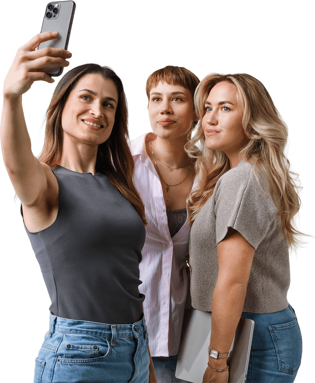 Melanie Holton, Kristina Carnogursky und Evgeniia Korkeshko machen ein Selfie mit dem Smartphone