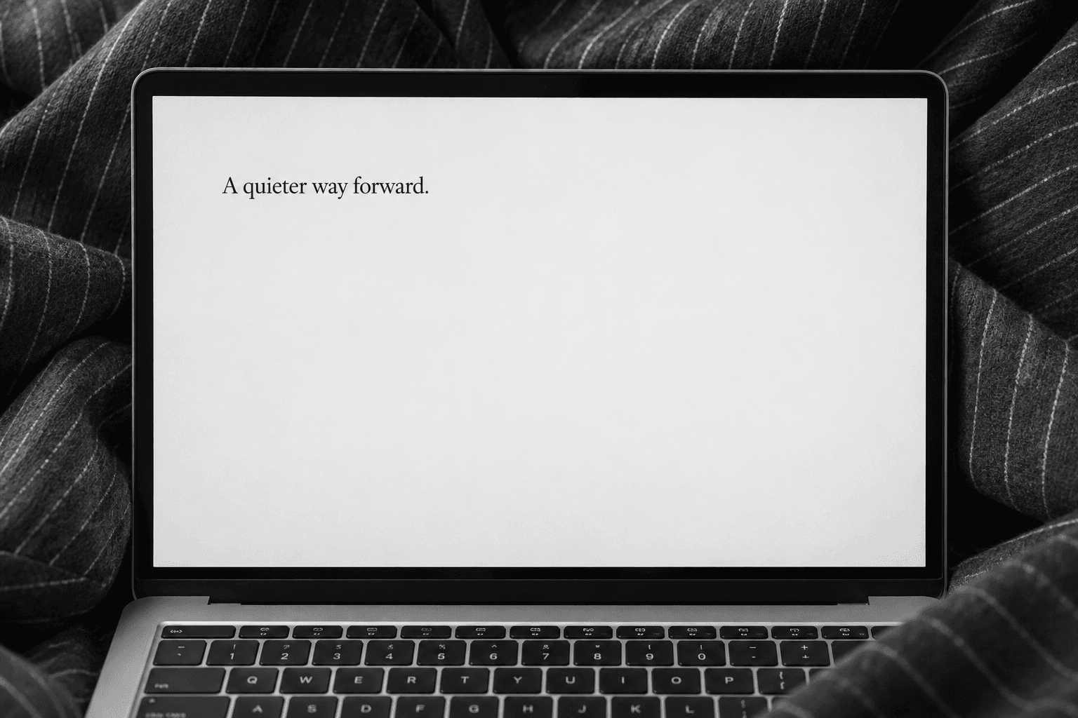 Aufgeklappter Laptop auf einem Nadelstreifen-Sakko, am Bildschirm läuft das Lead-Board von Control